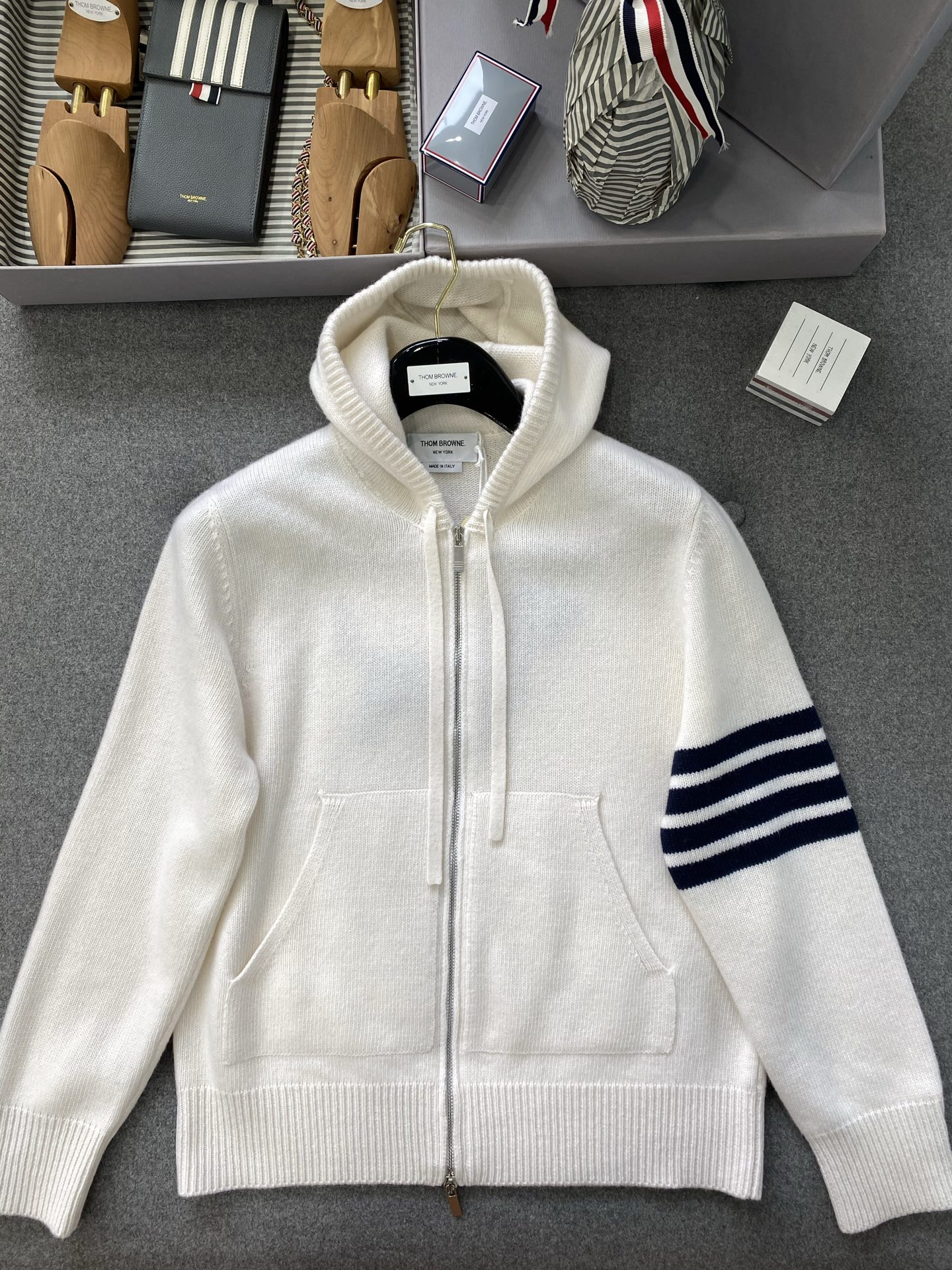 톰브라운 후드집업