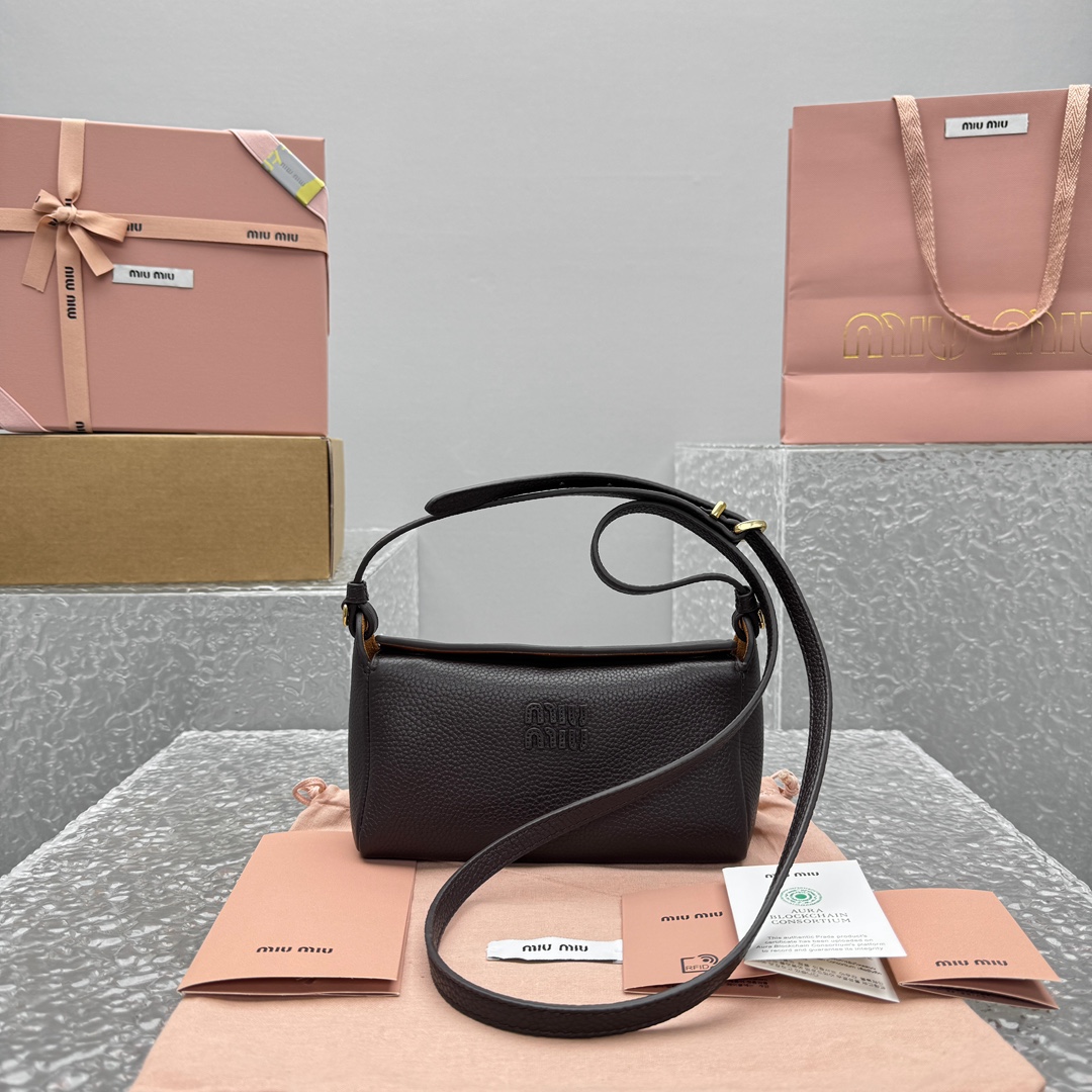 미우미우 가죽파우치