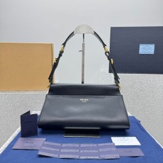 프라다 미디엄가죽숄더백