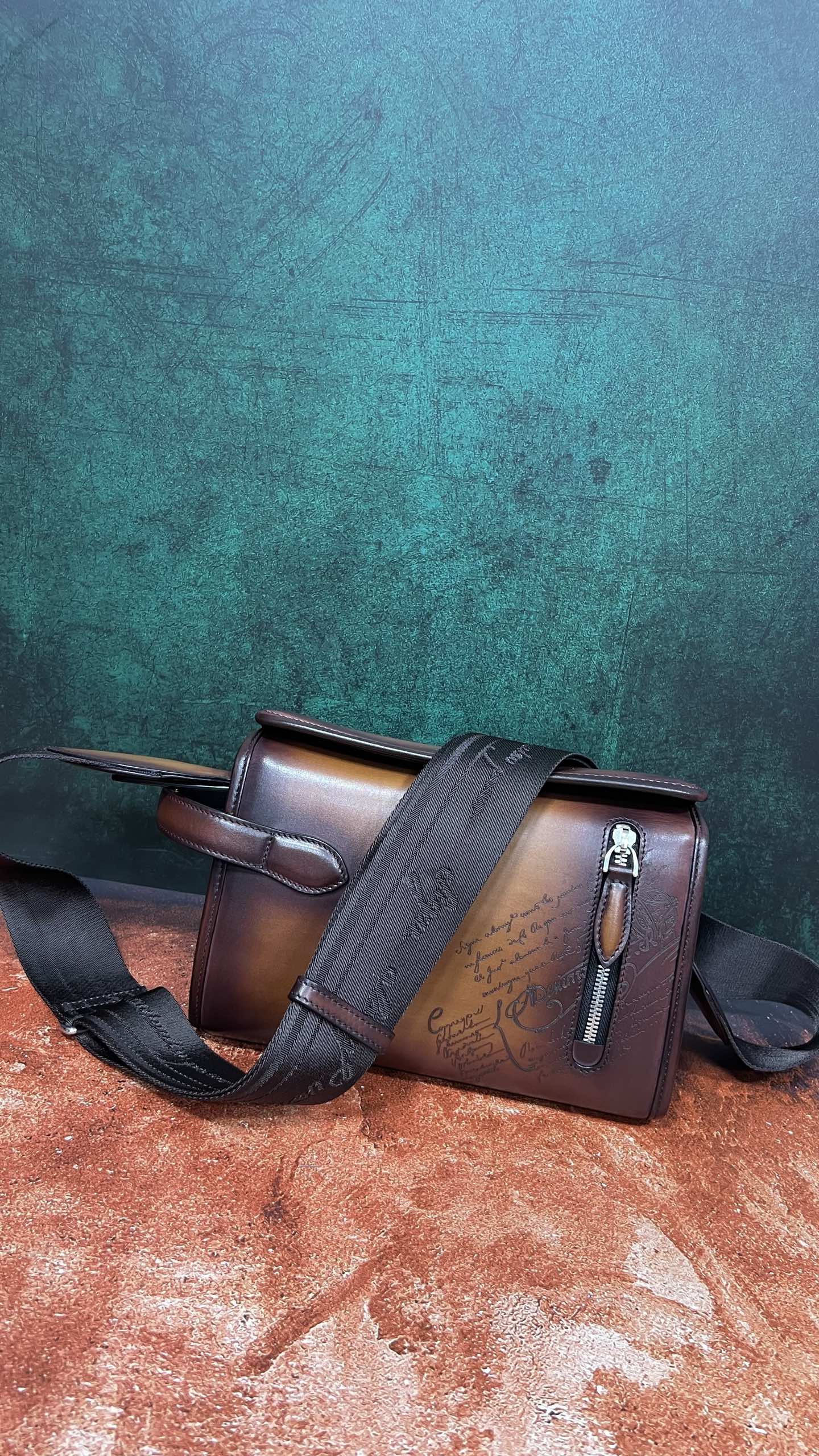 벨루티 메신저백