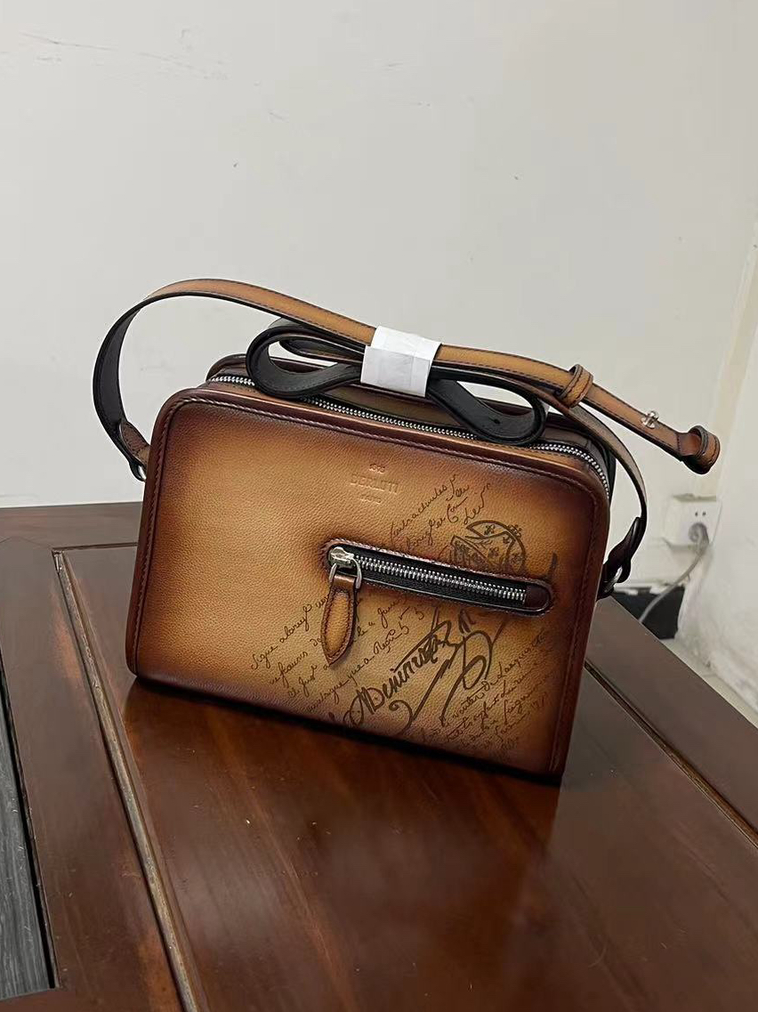 벨루티 메신저백