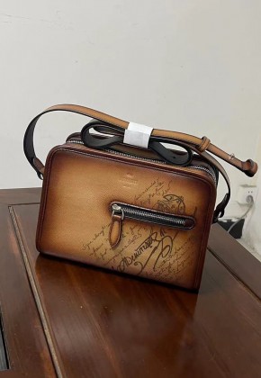 벨루티 메신저백