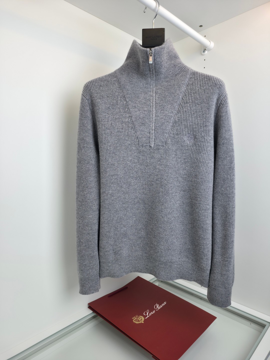 로로피아나 니트