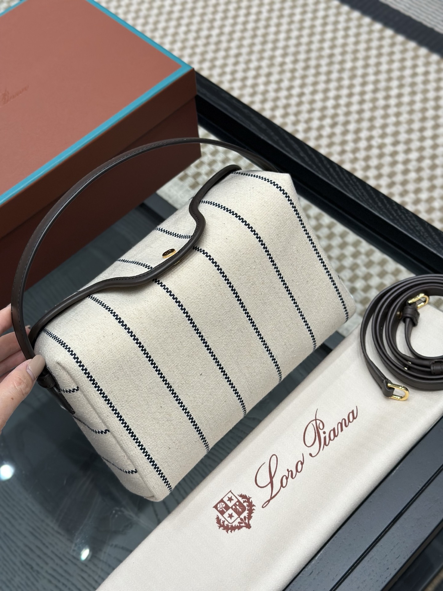 로로피아나 트래블탑핸들파우치