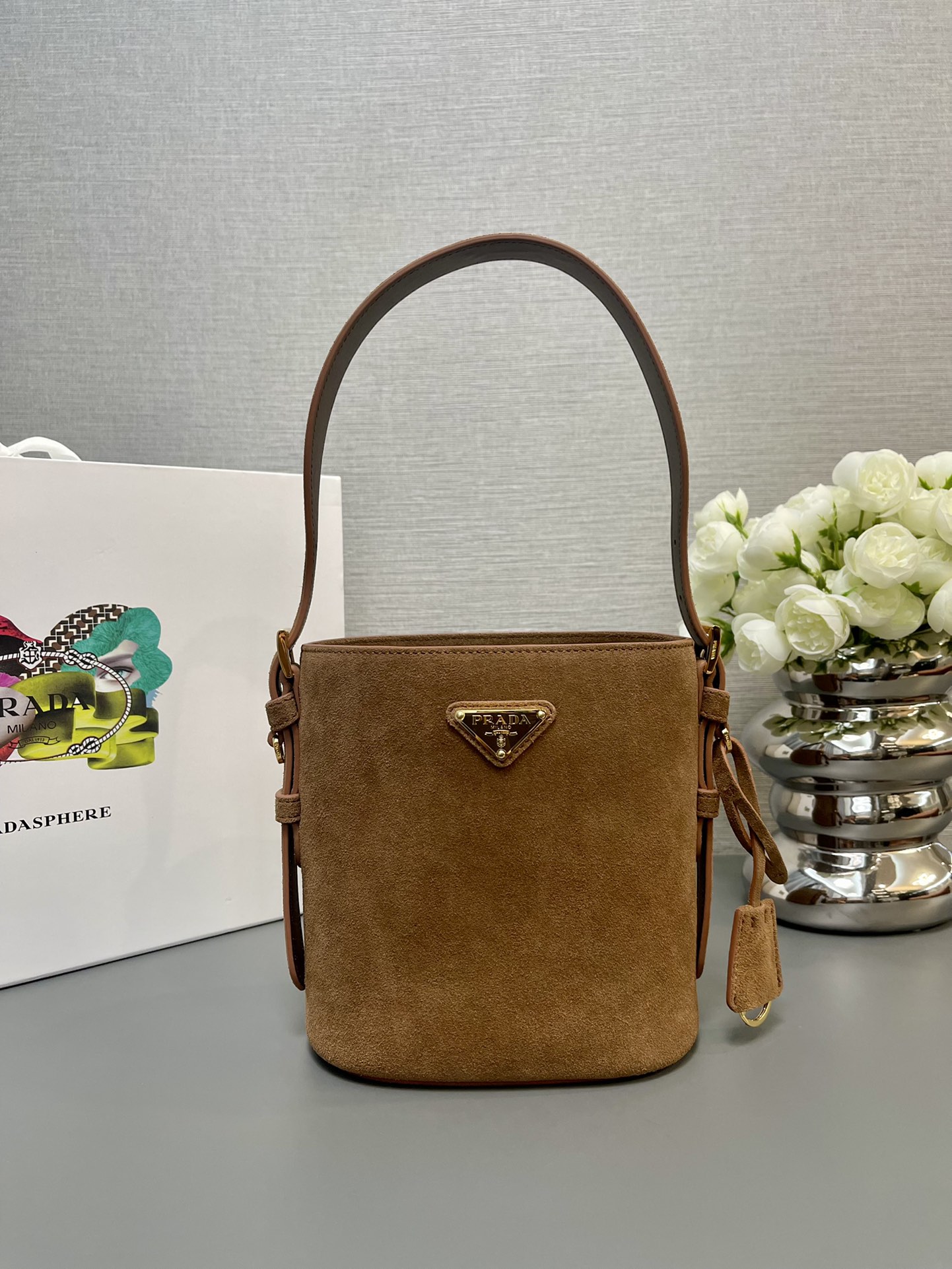 프라다 스웨이드미니버킷백