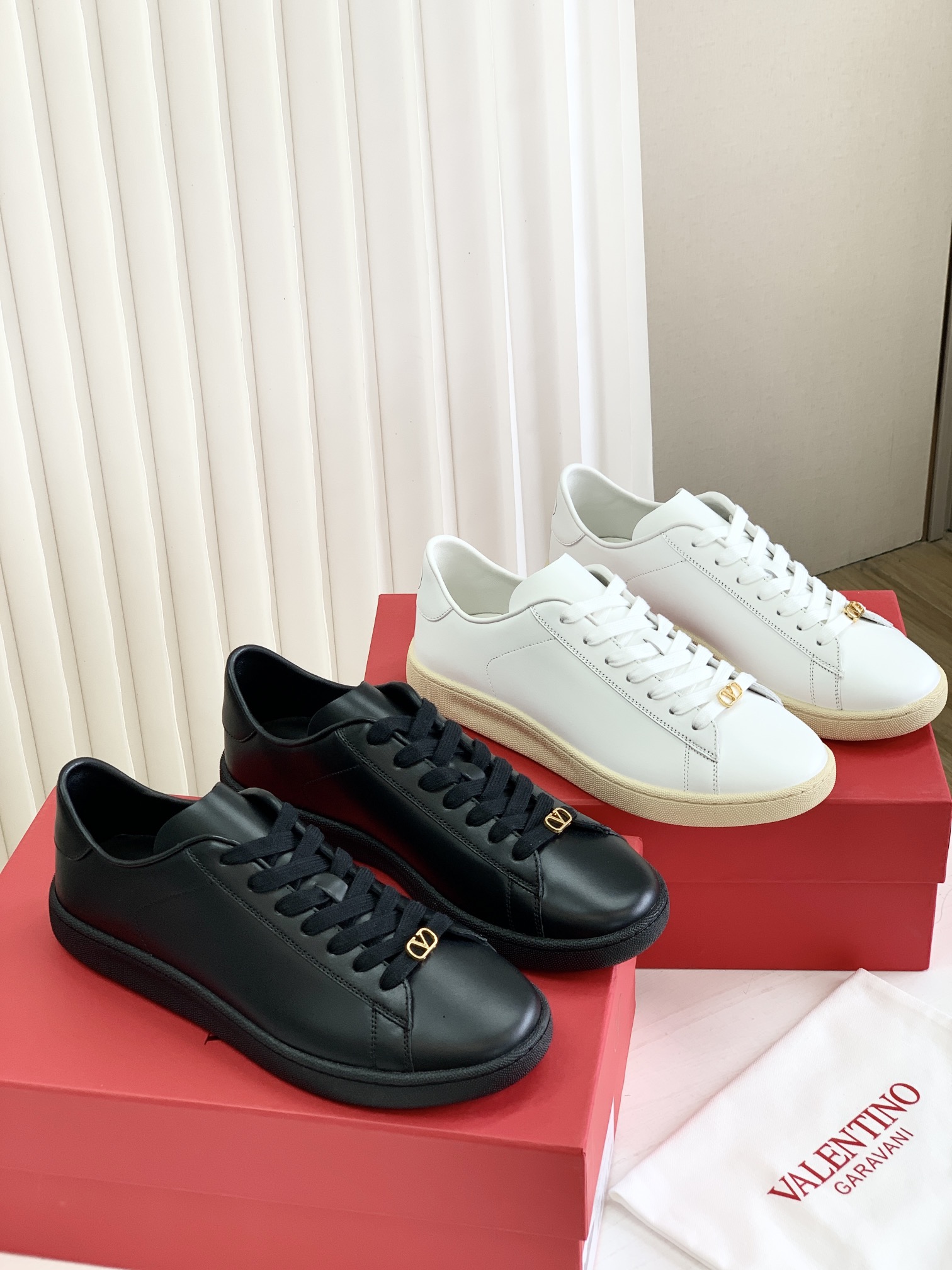 발렌티노 스니커즈