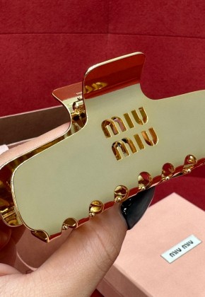 미우미우 헤어집게핀