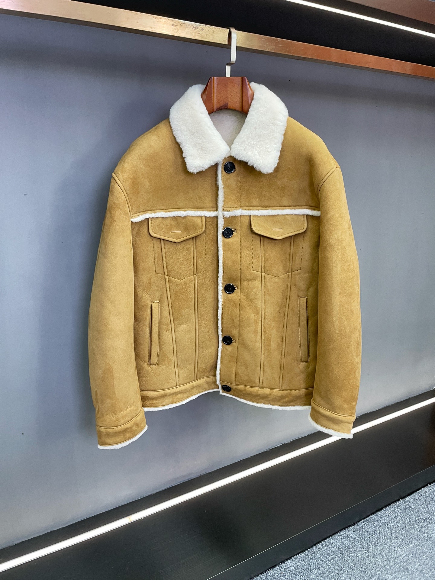 로로피아나 무스탕