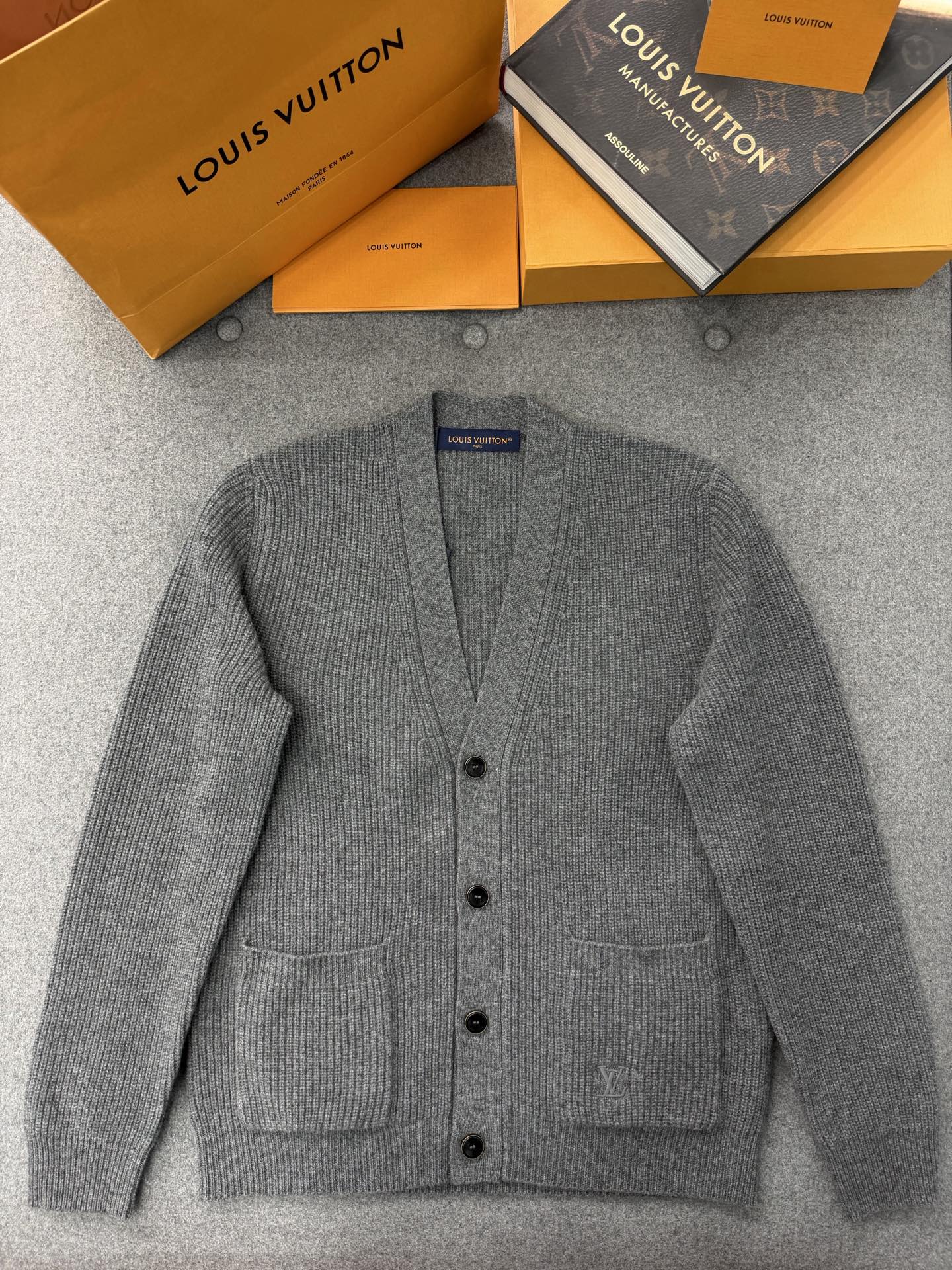 루이비통 가디건