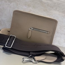 벨루티 메신저백