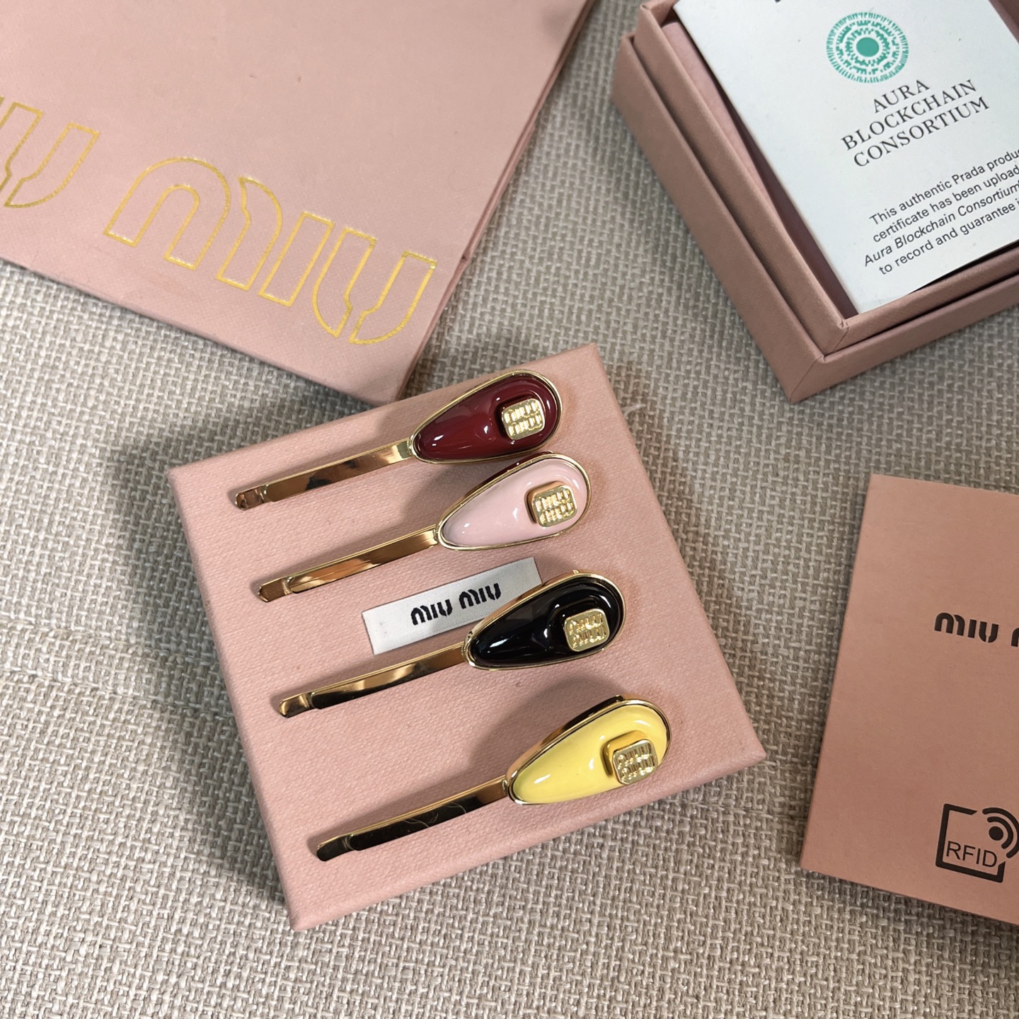 미우미우 헤어핀