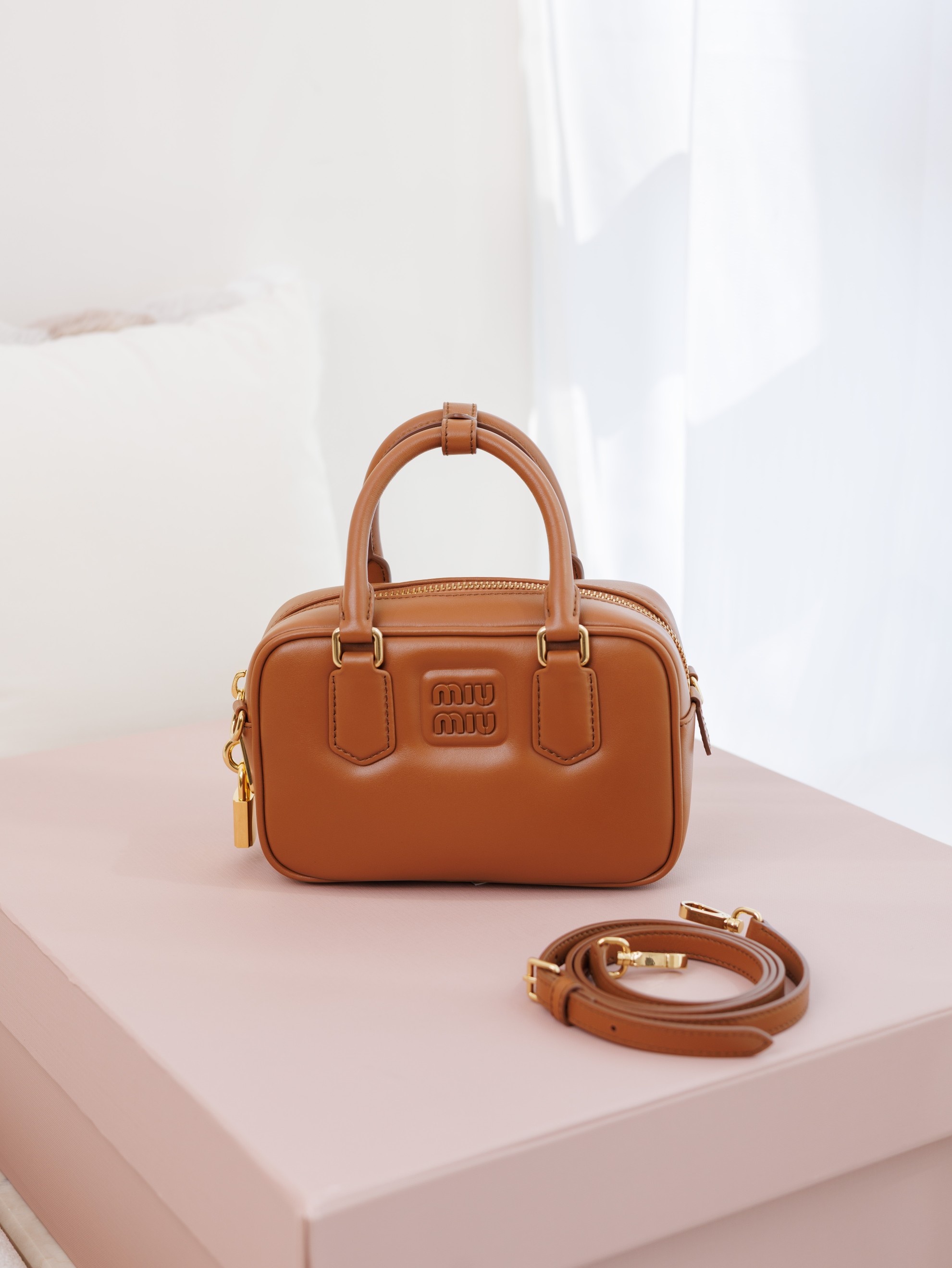 미우미우 아르카디가죽백